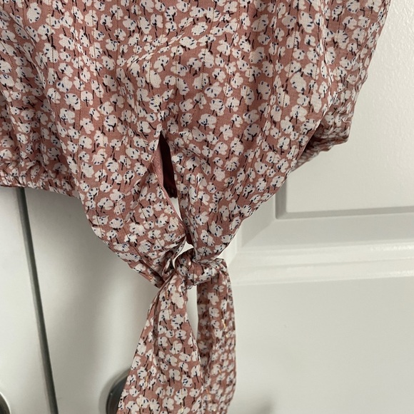 Sienna Sky S Floral Sleeveless tied elastic bottom button keyhole back - Picture 2 of 7